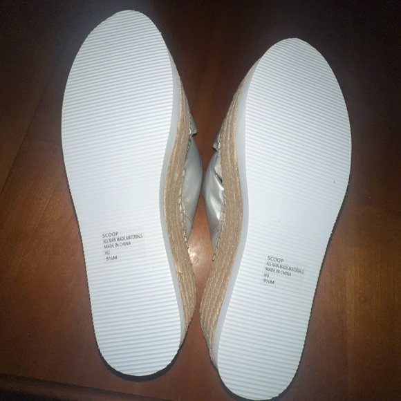 Women size 9.5 medium Charles by Charles David scoop silver metallic smooth - Picture 3 of 3